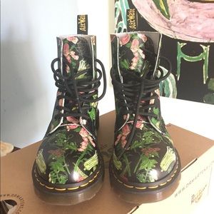 EUC Dr. Martens 1460 wild botanics boots US 7